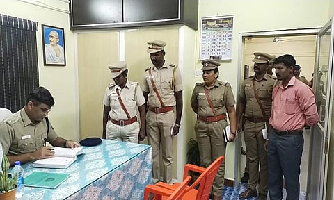 திண்டிவனம் போலீஸ் நிலையத்தில் சூப்பிரண்டு ஸ்ரீநாதா நேரில் ஆய்வு செய்தார்.&nbsp;