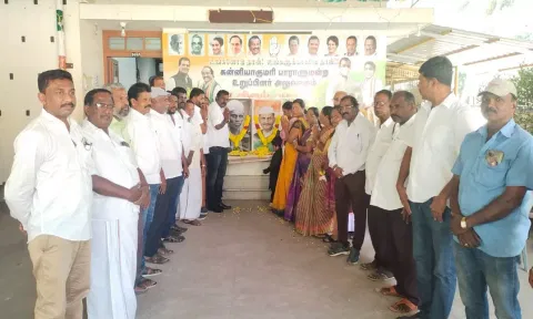 நாகர்கோவில் மாநகர மாவட்ட காங்கிரஸ் கட்சி சார்பில் திருப்பூர் குமரன்  மற்றும் லால்பகதூர் சாஸ்திரி ஆகியோரது திருவுருவப் படத்திற்கு மாலை அணிவித்து மரியாதை செலுத்தப்பட்டபோது எடுத்த படம்&nbsp;