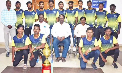 நெல்லை பல்கலை கழக துணைவேந்தரிடம் வெற்றிப்பெற்ற ஆக்கி அணி வீரர்கள் வாழ்த்து பெற்றனர்.