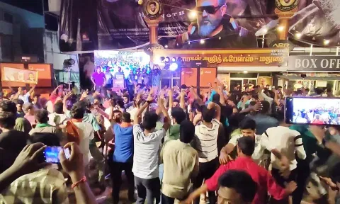 மதுரை செல்லூரில் துணிவு படம் வெளியான தியேட்டரில் குவிந்த அஜித் ரசிகர்கள்.