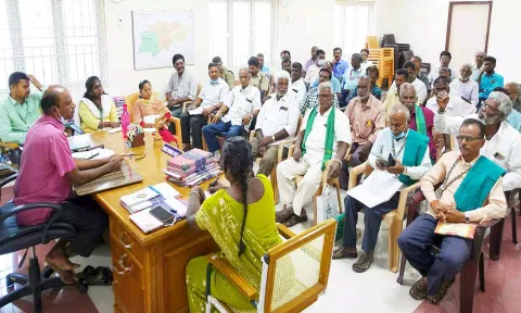 குடியாத்தத்தில் விவசாயிகள் குறைதீர்க்கும் கூட்டம் உதவி கலெக்டர் வெங்கட்ராமன் தலைமையில் நடைபெற்றது.