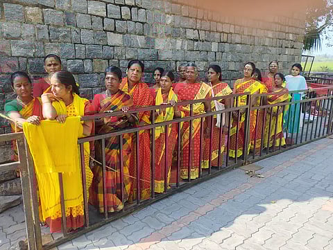 பாரியூர் கொண்டத்துக் காளியம்மன் கோவிலுக்கு மாவிளக்கு எடுத்து வந்த பக்தர்கள்