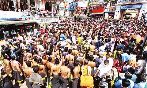 பேட்டை துள்ளல் நிகழ்ச்சி நடந்த போது எடுத்த படம்.