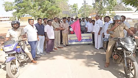 சைக்கிள் பேரணியை டி.எஸ்.பி ஹரிசங்கரி கொடி அசைத்து தொடங்கி வைத்த காட்சி.