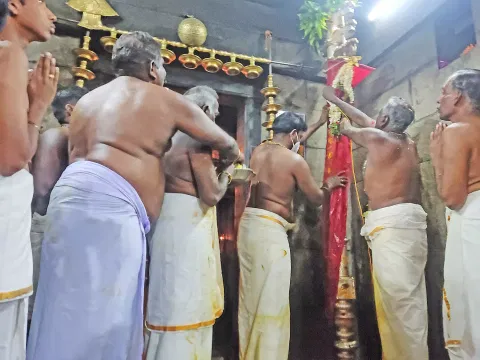 ஏரல் சேர்மன் அருணாசலசாமி கோவில் தை அமாவாசை திருவிழா கொடியேற்றத்துடன் தொடங்கிய போது எடுத்த படம்.