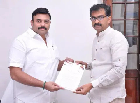 வனத்துறை அமைச்சர் மதிவேந்தனிடம் ம.தி.மு.க., தலைமை கழக செயலாளர் துரை வைகோ மனு அளித்த காட்சி.