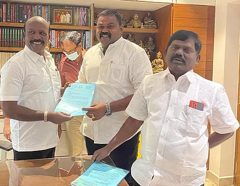 அமைச்சர் மா.சுப்பிரமணியனிடம், ராஜா எம்.எல்.ஏ. மனு அளித்த காட்சி. அருகில் சதன் திருமலைகுமார் எம்.எல்.ஏ. உள்ளார்.