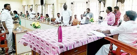 தேவகோட்டை நகராட்சி கூட்டம் நகர்மன்றத் தலைவர் சுந்தரலிங்கம் தலைமையில் நடந்தது.
