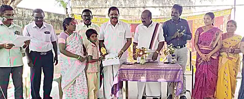 கலைத்திருவிழாவில் வெற்றி பெற்ற மாணவர்களுக்கு பரிசு வழங்கப்பட்டது.&nbsp;