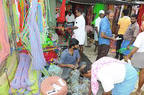 மாட்டு பொங்கலையொட்டி கயிறு-மணி விற்பனை அமோகம்