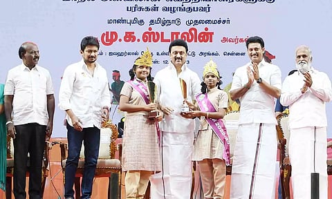 கலைத் திருவிழா: வெற்றி பெற்ற மாணவர்களுக்கு பரிசுகளை வழங்கினார் முதல்வர் மு.க.ஸ்டாலின்