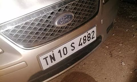 சந்தேகத்தின் பேரில் பிடிபட்ட காரை படத்தில் காணலாம்.