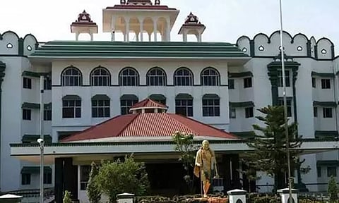 டீ வியாபாரியை தாக்கிய விவகாரம்- போலீஸ் இன்ஸ்பெக்டர் விசாரணை அறிக்கையுடன் ஆஜராக மதுரை ஐகோர்ட் உத்தரவு