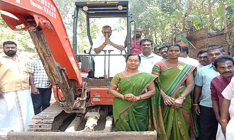 சாலை செப்பனிடும் பணியை பொன்.ராதாகிருஷ்ணன் தொடங்கி வைத்தபோது எடுத்த படம்&nbsp;