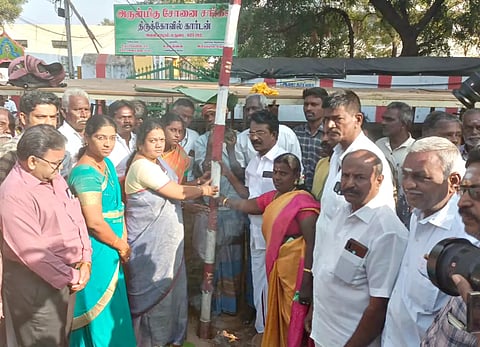 அவனியாபுத்தில் ஜல்லிக்கட்டு நடைபெறுவதையொட்டி இன்று முகூர்த்தக்கால் நடப்பட்டது. இதில் மேயர் இந்திராணி, மண்டல தலைவர் சுவிதா விமல், ஆர்.டி.ஓ. பிர்தவுஸ் ஸ்பாத்திமா, தாசில்தார் முத்துப்பாண்டி உள்பட பலர் கலந்து கொண்டனர்.