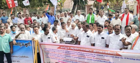 கடலூர் புதிய பஸ் நிலையத்தை எம்.புதூருக்கு மாற்ற எதிர்ப்பு தெரிவித்து அனைத்து கட்சி சார்பில் கலெக்டர் அலுவலகம் எதிரில் ஆர்ப்பாட்டம் நடந்தது.