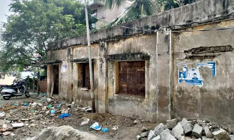 நூலக கட்டிடம் பழுதடைந்திருப்பதை படத்தில் காணலாம்.&nbsp;