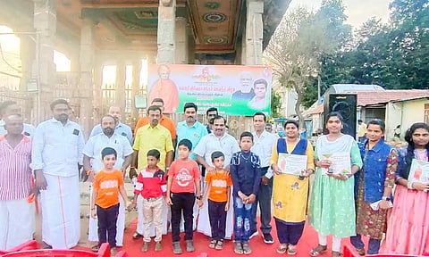 சுவாமி விவேகானந்தர் பிறந்தநாளை முன்னிட்டு அவரைப் பற்றி சிறப்புரையாற்றிய மாணவ- மாணவிகளுக்கு பரிசு வழங்கப்பட்டது.