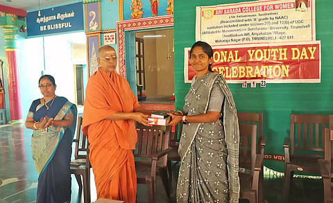 வெற்றி பெற்றவர்களுக்கு பரிசு வழங்கப்பட்ட காட்சி.