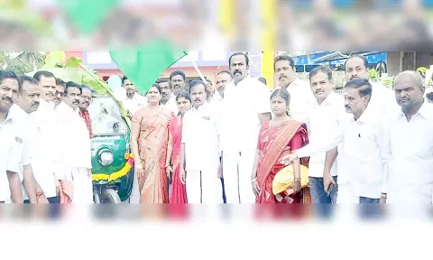 மின்கலம் மூலம் இயங்கும் பேட்டரி வாகனத்தை கொடியசைத்து தொடங்கி வைத்தார்.