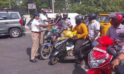 சீட் பெல்ட், ஹெல்மெட் அணிந்து சென்ற 100 பேருக்கு ரோஜா பூ வழங்கிய போலீசார்