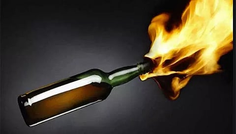 தூத்துக்குடியில் வாலிபர் வீடு மீது பெட்ரோல் குண்டு வீச்சு