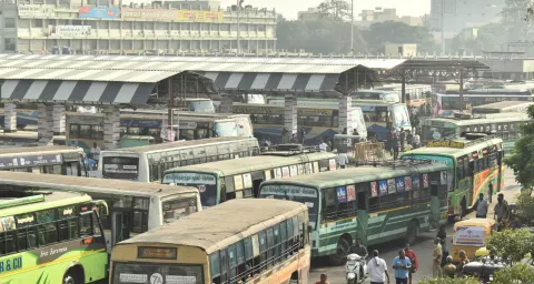 ஈரோடு ரெயில் நிலையம்-பஸ் நிலையத்தில் அலை மோதிய மக்கள் கூட்டம்