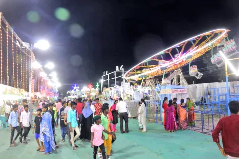 பிரமாண்டமான லண்டன் பிரிட்ஜ் பொருட்காட்சியை படத்தில் காணலாம்