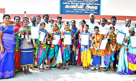 கலைத்திருவிழாவில் பரிசு பெற்ற மாணவ-மாணவிகளுடன் ஆசிரியர்கள்.