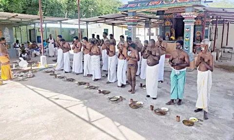 காசி விஸ்வநாதர் கோவில் முன்பு தர்ப்பணம் செய்யும் பக்தர்கள்.