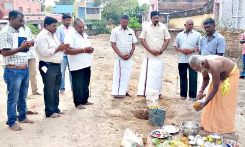 வணிக வளாகம் கட்டுவதற்காக அடிக்கல் நாட்டு விழா நடந்தது.