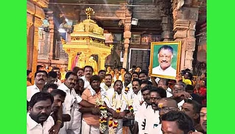 மாவட்டச் செயலாளர்கள் அய்யப்பன் எம்.எல்.ஏ., முன்னாள் எம்.பி. கோபாலகிருஷ்ணன், முருகேசன் ஆகியோர் தலைமையில் நிர்வாகிகள் தங்கதேர் இழுத்து வழிபாடு செய்தனர்.&nbsp;