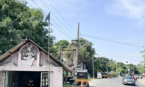 வீடுகளில் கருப்பு கொடி கட்டி உள்ளதை படத்தில் காணலாம்.&nbsp;