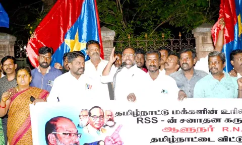 ஆர்ப்பாட்டத்தில் விடுதலை தமிழ் புலிகள் கட்சி நிறுவனத் தலைவர் குடந்தை அரசன் பேசினார்.