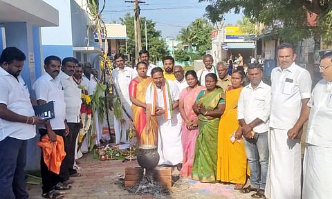 விழாவில் ரூபி மனோகரன் எம்.எல்.ஏ. பங்கேற்று பொங்கலிட்ட காட்சி.