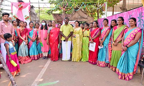 பொங்கல் விழா கொண்டாட்டத்தில் பங்கேற்றவர்களை படத்தில் காணலாம்.