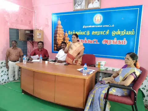 பொதுமக்கள் கூடும் இடங்களை தூய்மையாக வைக்கவேண்டும்