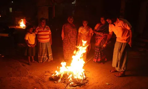 போகி பண்டிகையையொட்டி வேலூர் சைதாப்பேட்டையில் வீட்டிலிருந்த பழைய பொருட்களை தீயிட்டு கொளுத்திய பொதுமக்கள்.