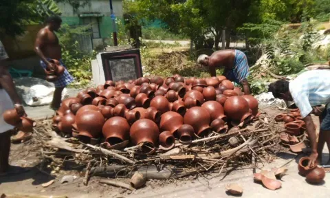 பூஞ்சேரியில் மண்பானை தொழில் செய்யும் பாரம்பரிய குடும்பத்தினர்.