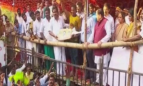 அவனியாபுரம் ஜல்லிக்கட்டு நிறைவு: 28 காளைகளை அடக்கிய விஜய்க்கு முதலமைச்சர் வழங்கும் கார் பரிசு