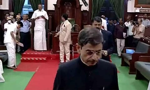 வெளிநடப்பு செய்த ஆளுநர் ரவி தேசிய கீதத்திற்கு மரியாதை செலுத்தினாரா? பொய்யான தகவலுடன் பரவும் வீடியோ