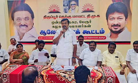 கூட்டத்தில் மு.பெ.சாமிநாதன் பேசிய போது எடுத்த படம். அருகில் மாவட்ட செயலாளர் இல பத்மநாபன் மற்றும் நிர்வாகிகள் உள்ளனர்