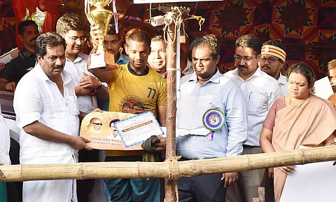 முதல் பரிசு பெற்ற வாலிபர் விஜய்க்கு அமைச்சர் மூர்த்தி கார் பரிசு மற்றும் சான்றிதழ் வழங்கிய காட்சி.