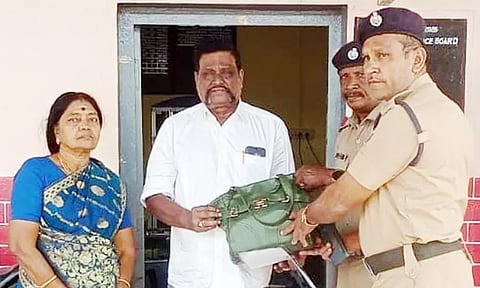 ரெயிலில் தவறவிட்ட நகை மற்றும் பணத்தை உரியவர்களிடம் ராமநாதபுரம் ரெயில்வே பாதுகாப்பு படை உதவி சார்பு ஆய்வாளர் மோகன்ராஜ், போலீஸ்காரர் ஜலாலுதீன் ஆகியோர் ஒப்படைத்தனர்.