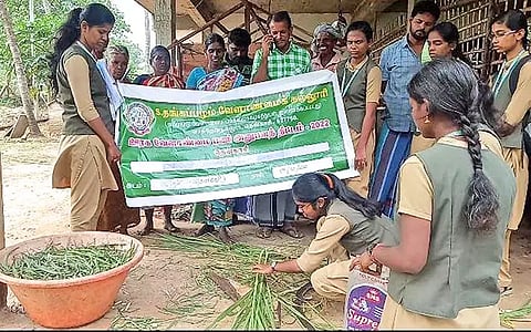விவசாயிகளுக்கு செயல்விளக்கம் அளித்த மாணவிகள்.