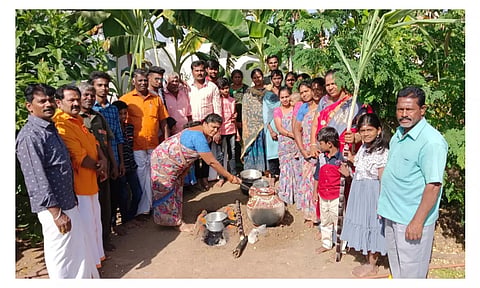 ஆட்டுக்காரன்பட்டி பகுதியில் உறவினர்கள் மற்றும் குடும்பத்துடன் பொங்கல் கொண்டாடும் மகிழ்ந்தனர்.