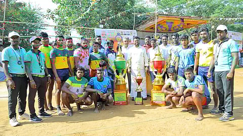 பாரதீய ஜனதா கட்சி வெளிநாடு மற்றும் அண்டை மாநில தமிழ் வளர்ச்சி பிரிவு மாநிலத் துணைத் தலைவர் ஆனந்தன் வெற்றி பெற்ற அணிகளுக்கு பரிசுகள் வழங்கிய போது எடுத்த படம்.