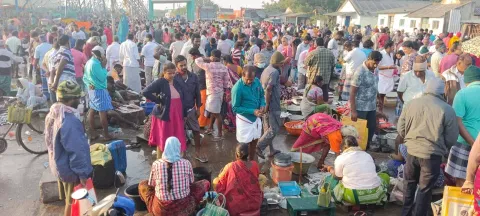 &nbsp;மீன் வாங்க குவிந்த மக்களை படத்தில் காணலாம்.