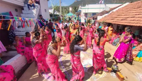 பெரிய கோம்பைபுதூர் பகுதியில் கொல்லிமலை பழங்குடியின பெண்கள், பொங்கல் வைத்து கும்மி பாட்டுடன் நடனமாடிய காட்சி.