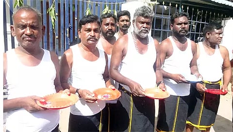 ராசிபுரம் நகராட்சி அலுவலகம் முன்பு அரசியல் கட்சியினர் அரை நிர்வாண போராட்டம் நடத்திய காட்சி.
